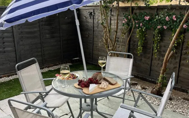 Elegant 3 Bedroom Flat with Garden Oasis