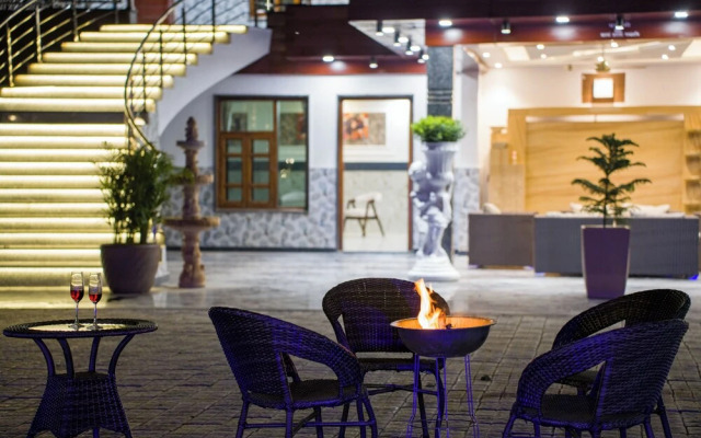 ELIVAAS Ivory Estate Pet-friendly Farm