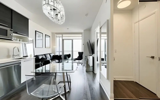 Gorgeous Condo By the Lake W/Parking
