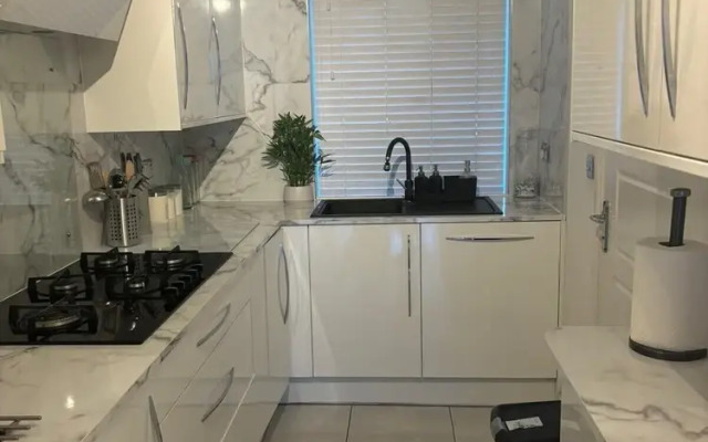 Dartford, 4 Beds, Sleeps 8, Near Bluewater and M25