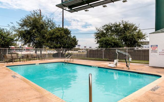 Motel 6 San Antonio, TX - South