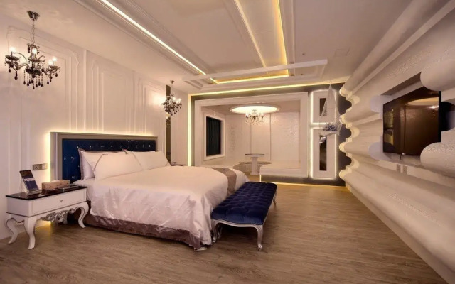 Uher Luxury Resort & Hotel