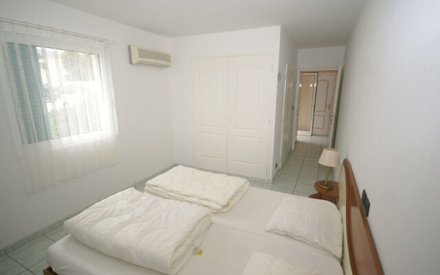 Spacious house, 100m from the beach, swimming pool.