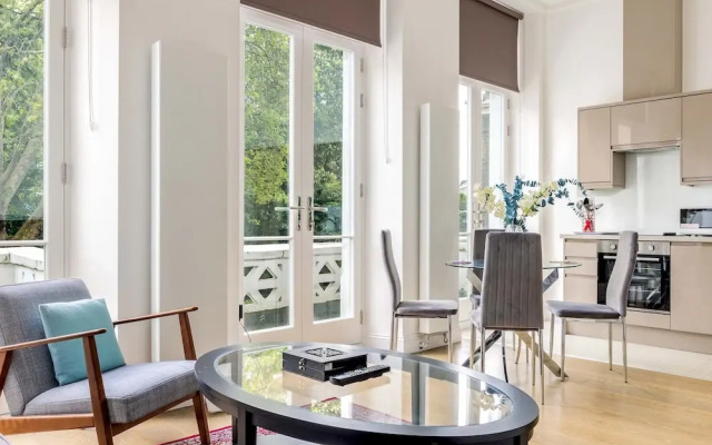 Balcony South Kensington Luxury 2 bed Apartment