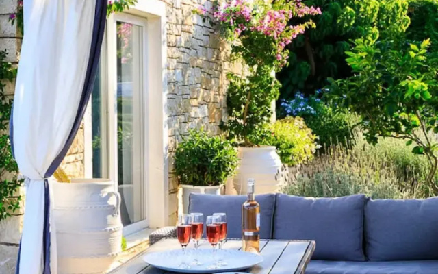 Juniper House - Charming 3 bed Villa With sea View