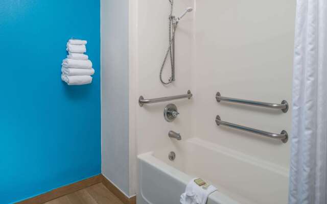 Super 8 by Wyndham Lincoln West