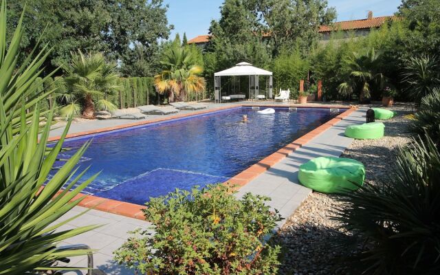 Mas Du Domaine De Montcalm B And B And Gites