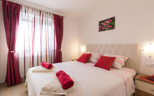 Apartment Doris, Nenadici