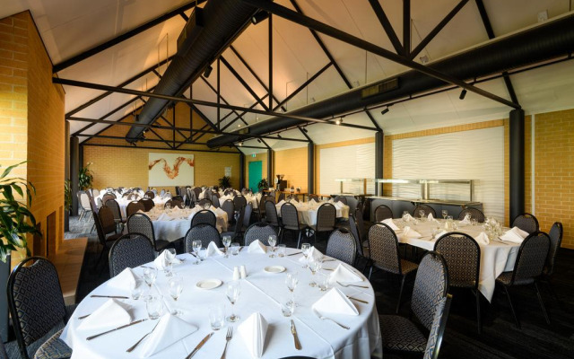 Lakeside Hotel and Conference Centre