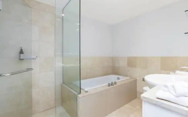 Bright One Bedroom Beauty With Balcony
