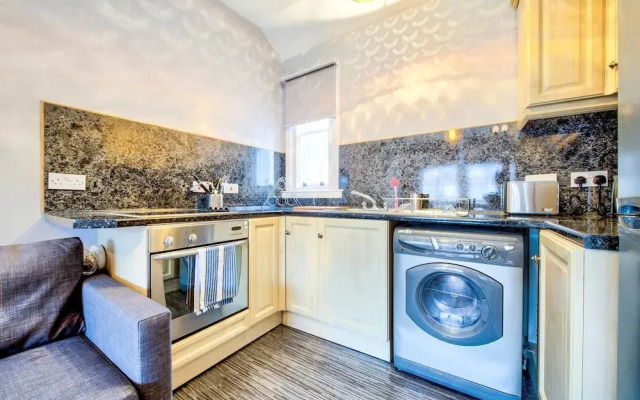Old Town Edinburgh Apartment: Heart of the Action