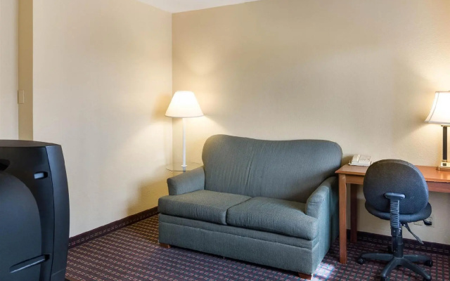 Econo Lodge Inn and Suites Arlington
