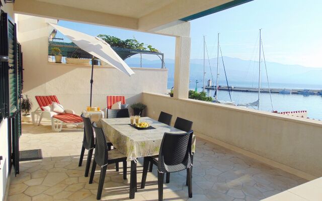 Apartment Vin - excellent location and close to the sea A Postira, Island Brac