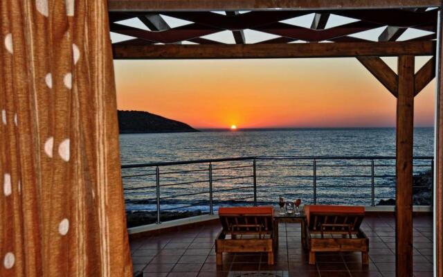 Faros Luxury Suites & Restaurant