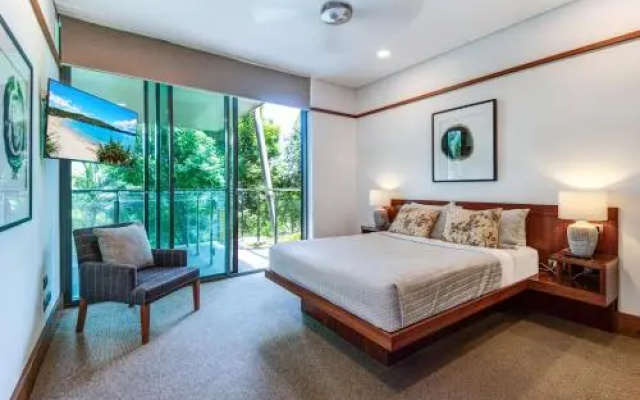 Yacht Club Villas