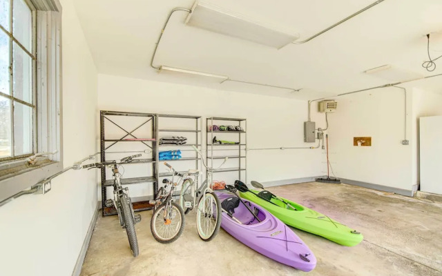 Bike & Kayak: Lakefront Prospect Heights Home