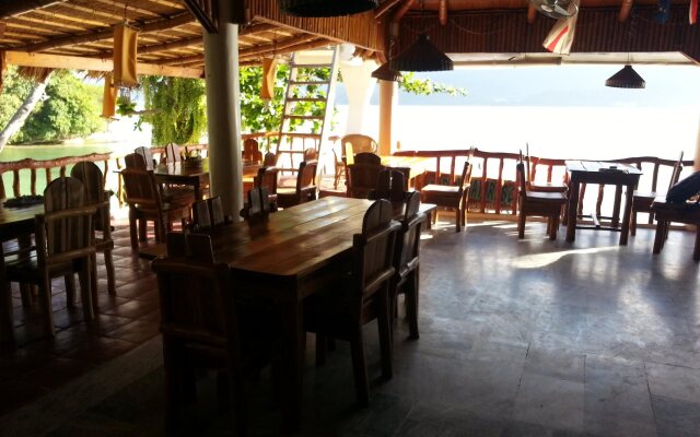 Dolphinbay Beachfront & Dive Resort