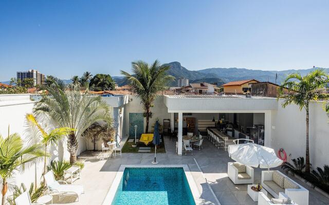 Casa com piscina e churrasqueira perto da praia