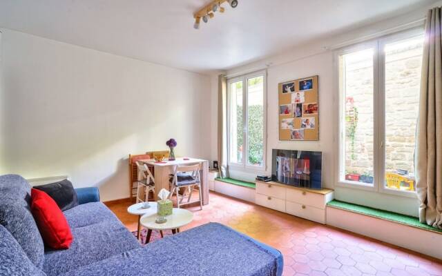 Charming 2 Room Apartment Near Square Louise Michel