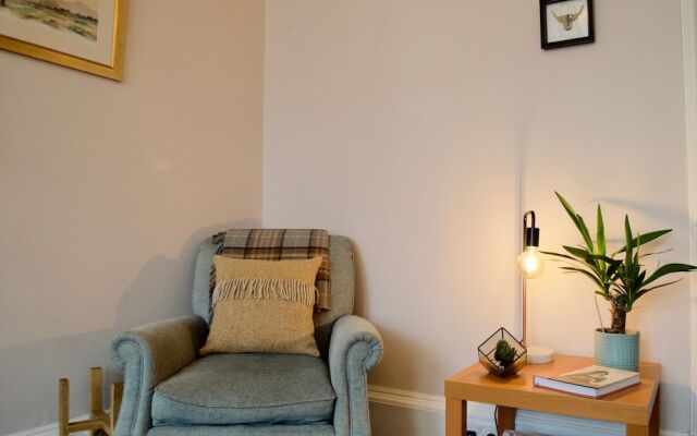 Traditional 2 Bedroom Apartment In Edinburgh