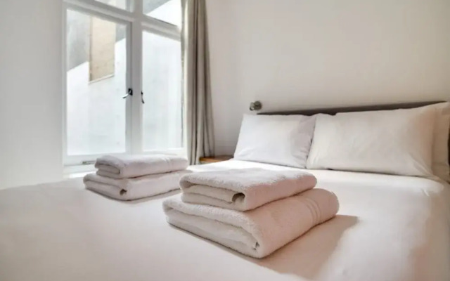 Lovely Charing Cross Apartment