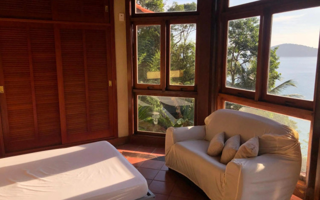 Mansão na costa com vista para o mar