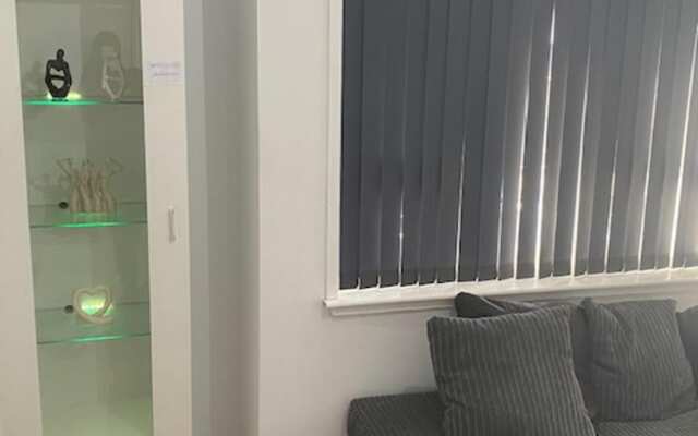 2 Bed - Sleeps 4 - With Parking