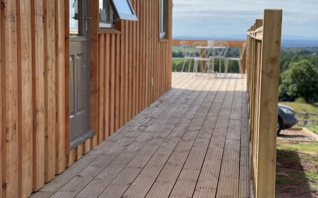 Cosy Lodge With Private Hot Tub in Tottergill Farm