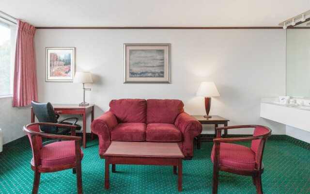 Schenectady Inn & Suites