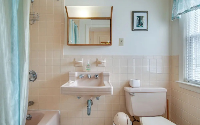 Walk to Beach: Chatham Getaway w/ Sunroom!