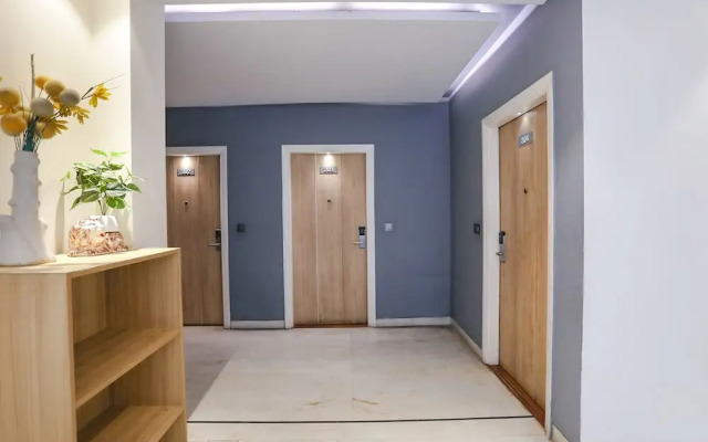 Fabhotel Jhs Studio