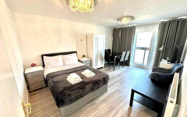 3 Bedroom Riverview Flat Canary Wharf Free Parking