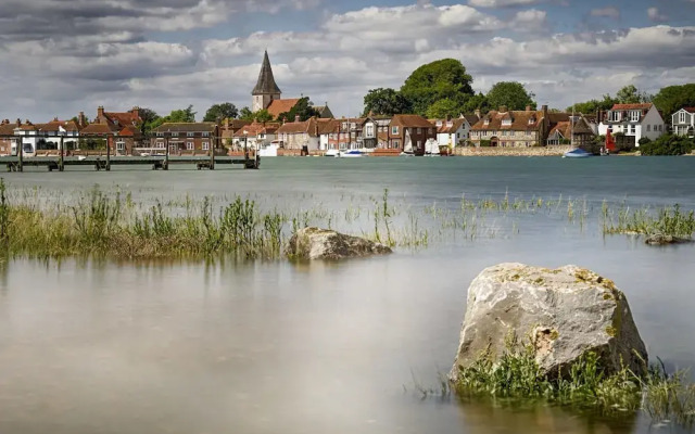 Chic 4-bed Coastal Retreat in Heart of Bosham