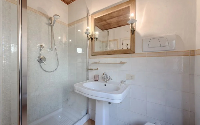 Rosa- Apartment with Terrace in Piazza Strozzi, Duomo