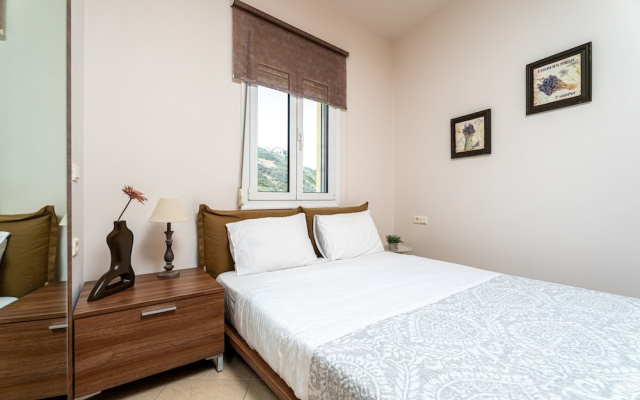 M N Luxury Apartment Sea View