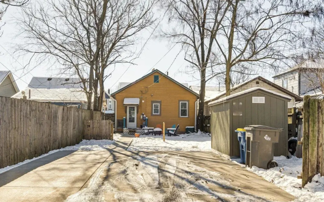 Retro-inspired Indy Home: Walk to Fountain Square!