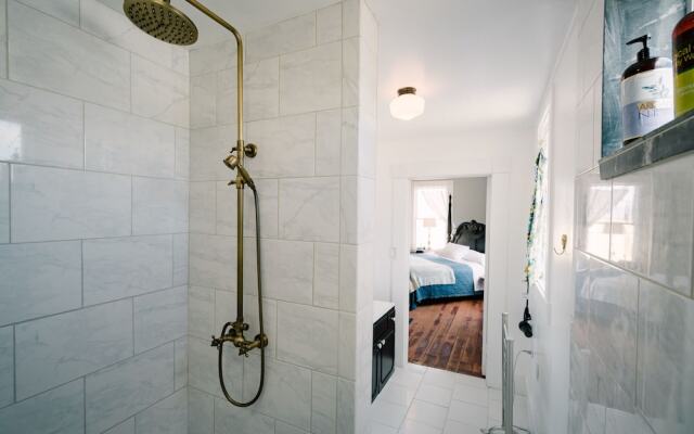 The Gilded Drifter Inn