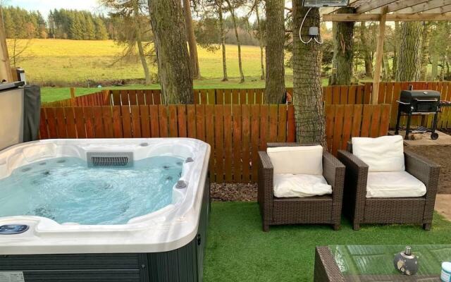 Lovely Semi-rural Caravan & Hot Tub - Sleeps Fam 6