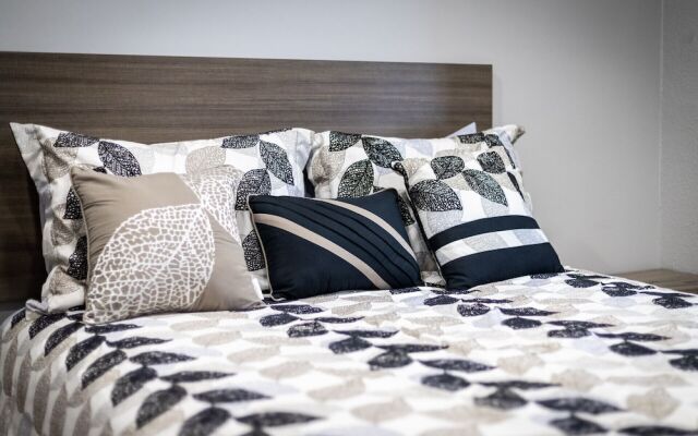 Bijou at the Lake - Amazing Lake Front Complex!