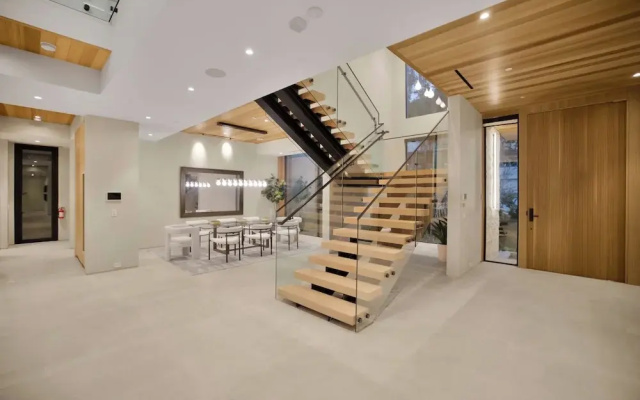 Hutton Villa - 5-bedroom Retreat in Iconic Beverly Hills Oasis
