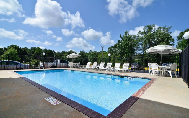 Red Roof Inn & Suites Clinton, MS