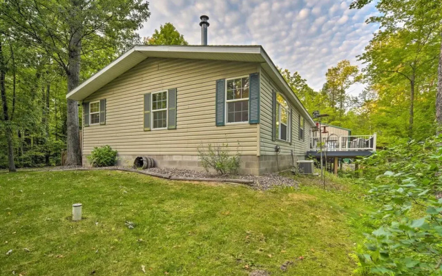 Tranquil Cabin Getaway Near Red Cedar Lake!