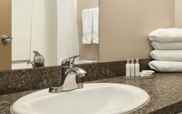 Travelodge Hanna Canada Grey