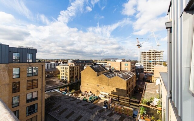 1 Bed Top Floor Flat near Shoreditch