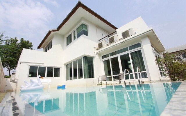 AnB Pool Villa 4BR Beachfront in Pattaya