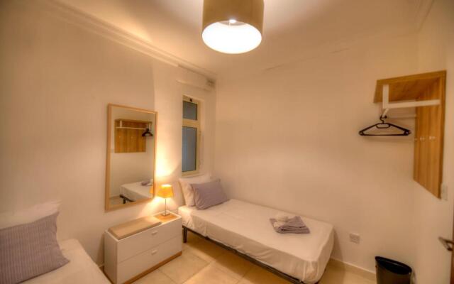 Large seafront 3 bedroom apartment in the heart of Sliema - MMAI1-2