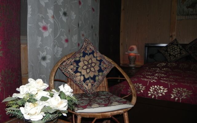 Shabrose Heritage Houseboats