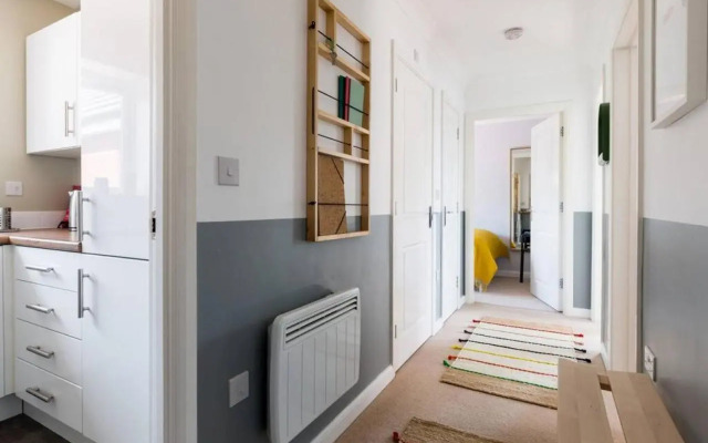 Stylish 2 Bed Flat Near Station, Parking, Sleeps 6