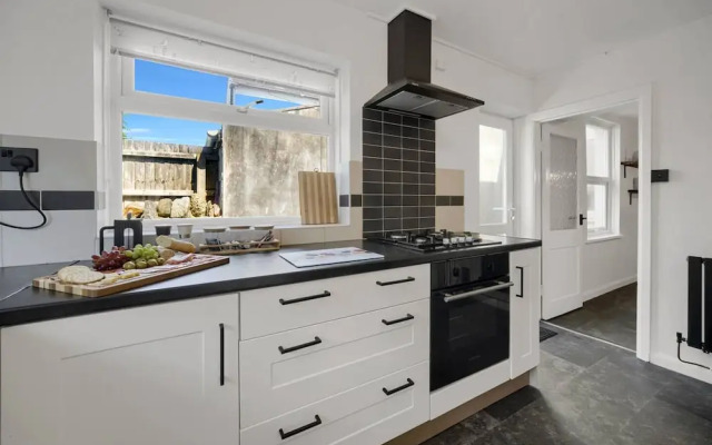 Central Chic - Huge Home - Free Wifi
