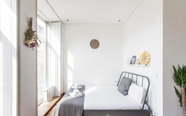 Bonjardim Studio w/ Balcony by LovelyStay